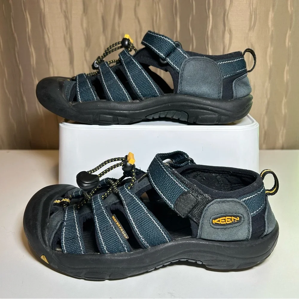 Keen Newport H2 Youth 4 Closed Toe Toggle Laced Navy Blue Yellow Black Water